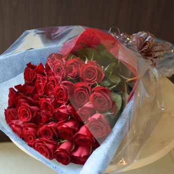 幕張、千葉、千葉みなとや浦安のディズニーリゾートでプロポーズの演出に人気の赤バラ花束30本真実の愛