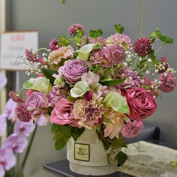 幕張の花屋からイベントのお祝い、壇上の花アレンジメント　L