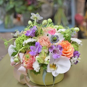 幕張の花屋からイベントのお祝い、壇上の花アレンジメント　ML