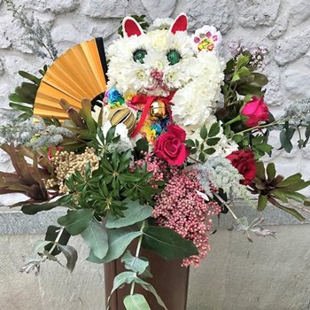 幕張の花屋からイベントのお祝い、壇上の花、デザインスタンド花