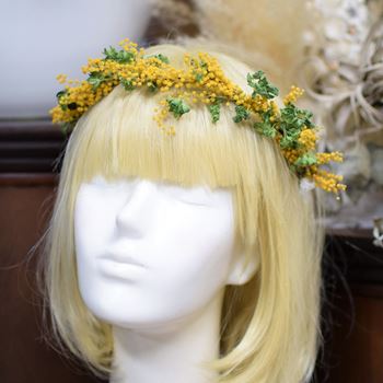 人気のドライフラワーの髪飾り：ミモザの花かんむり