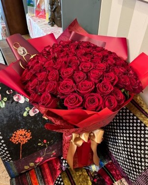 プロポーズの花束を赤バラ108本でカルティエカラーでラッピング