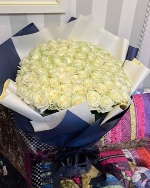 プロポーズの白バラ108本花束、ブランドのイメージでネイビーラッピング