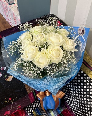 白バラ12本とカスミソウの花束、水色ラッピング