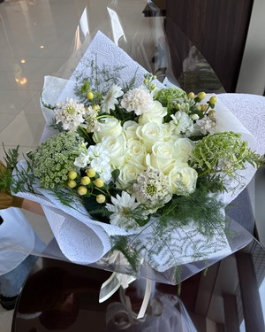 白バラ12本のダズンローズと季節のお花の花束