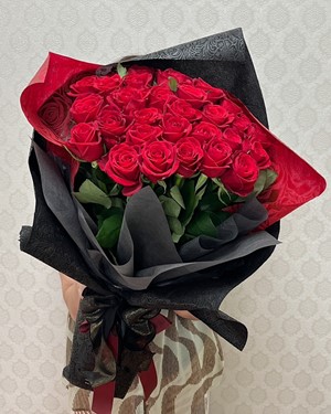プロポーズの花束を赤バラ33本で黒色ラッピング