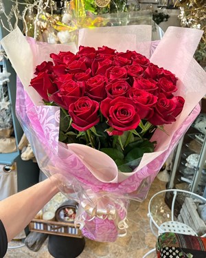 赤バラの花束をピンク系ラッピング