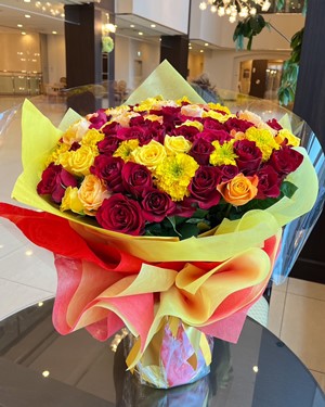 プロポーズのバラと季節の花束を、プーさんイメージでラッピング