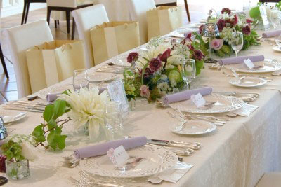 少人数の結婚式をお花で装飾、大人っぽい色を入れた爽やかなスタイル、千葉や幕張。