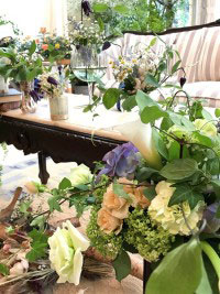 ソファメインを幕張のお花屋さんブーケアンドブーケの結婚式のお花装飾情報