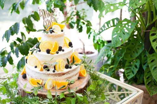 ケーキをお花や果実で装飾