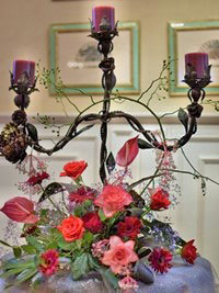 美女と野獣の様な赤バラがついたアンティークな燭台をメインキャンドルに。